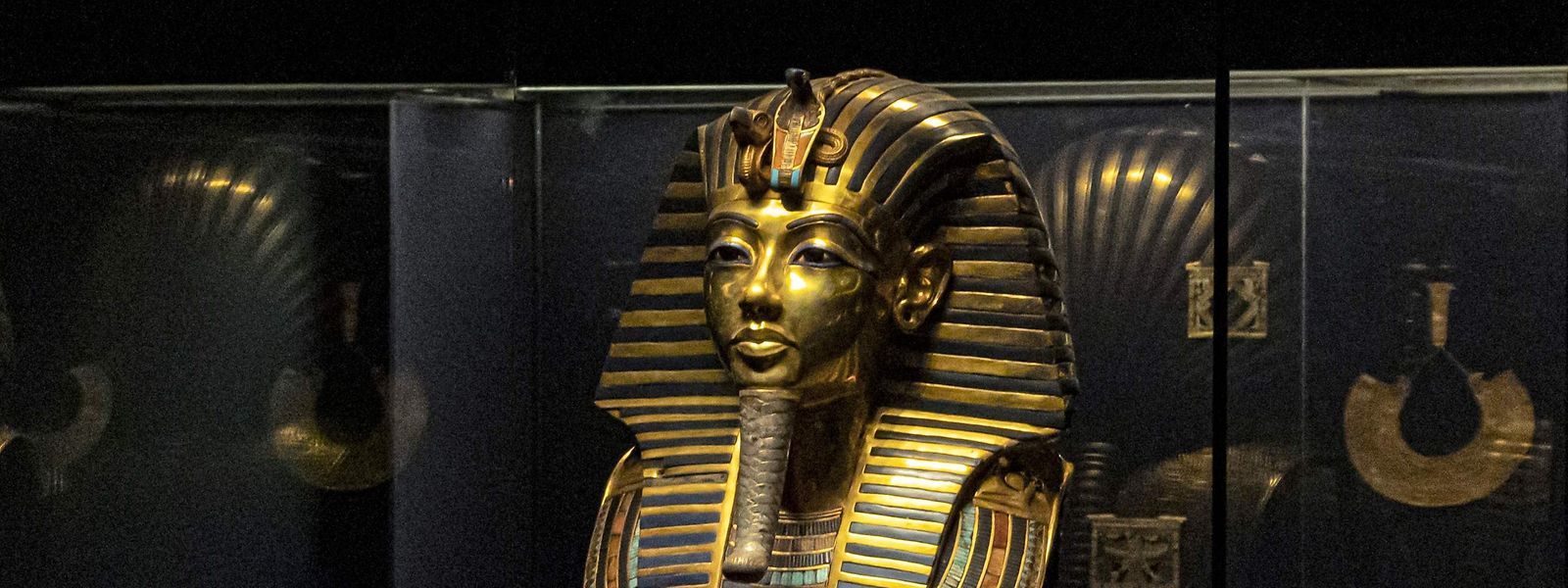 Cette photo prise le 27 septembre 2022 montre une vue du masque funéraire en or de l'ancien pharaon du Nouvel Empire égyptien Toutankhamon (1334-1325 av. J.-C.) exposé au Caire. 