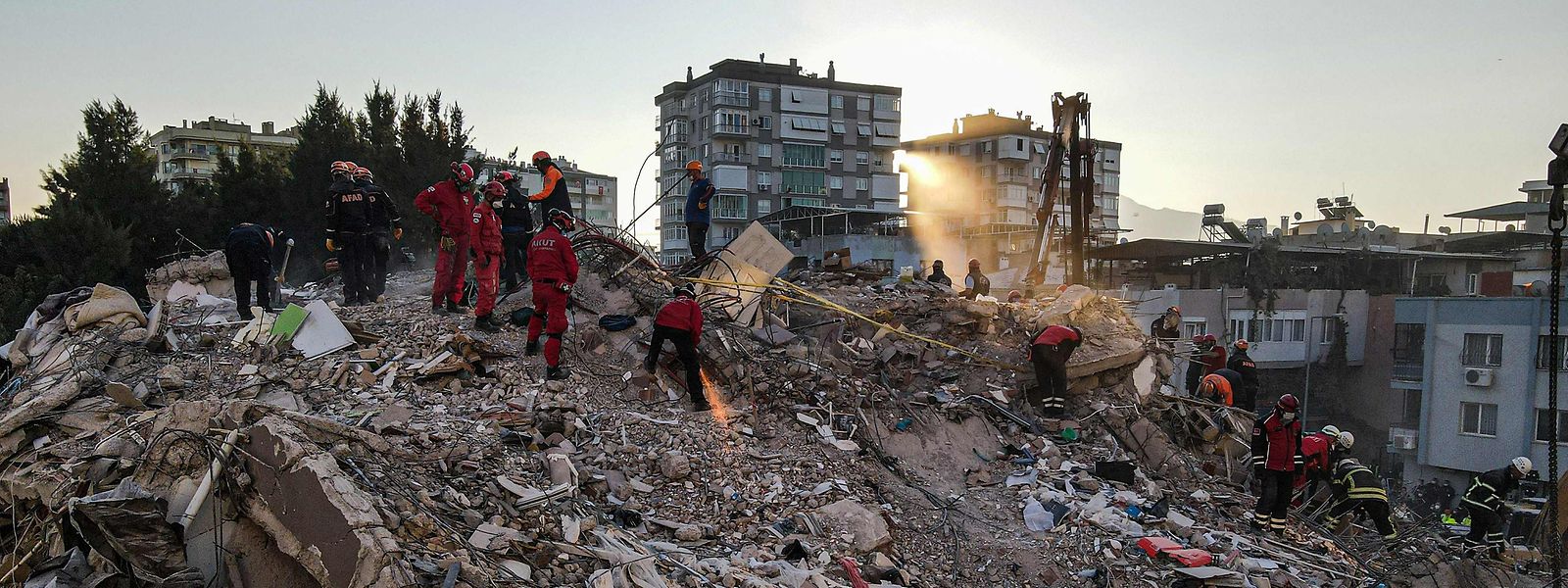 In Izmir begruben eingestürzte Häuser Menschen unter sich. 