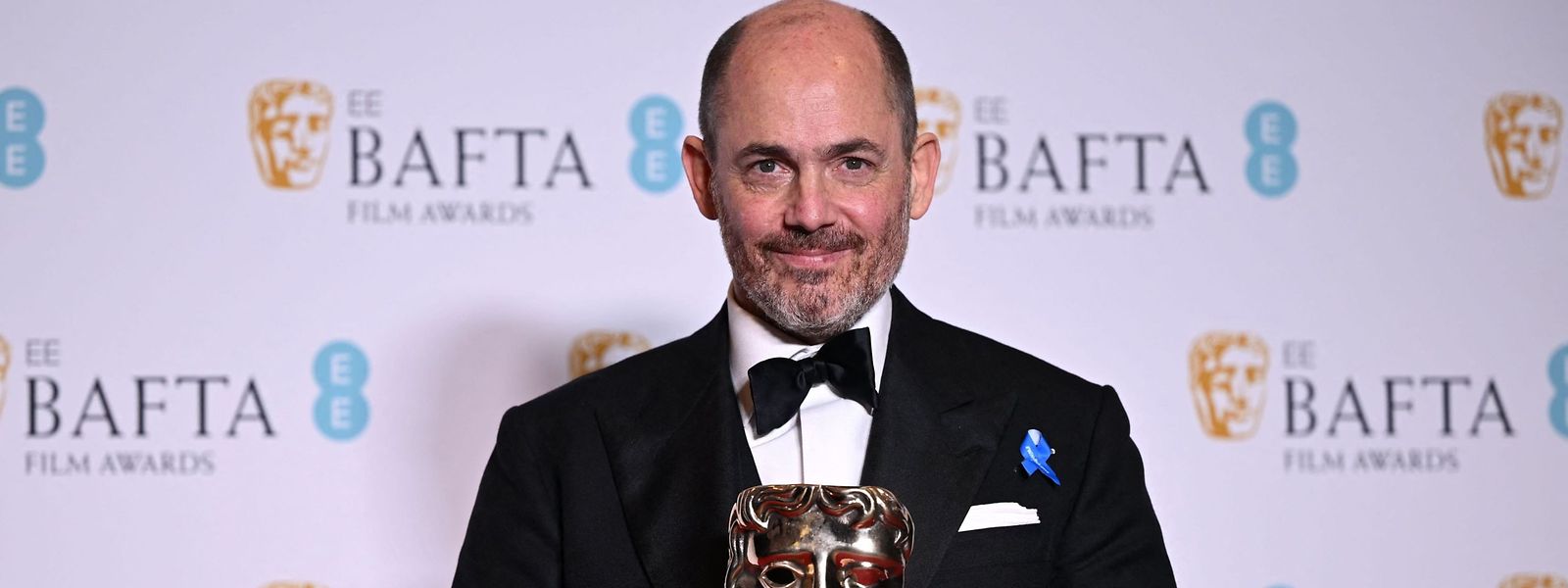 O realizador do filme, o alemão Edward Berger, com o BAFTA de Melhor Realização, em Londres, a 19 de fevereiro de 2023.