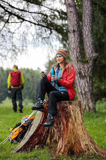 Es bleibt farbenfroh in der Outdoor-Mode - und natürlich funktional.