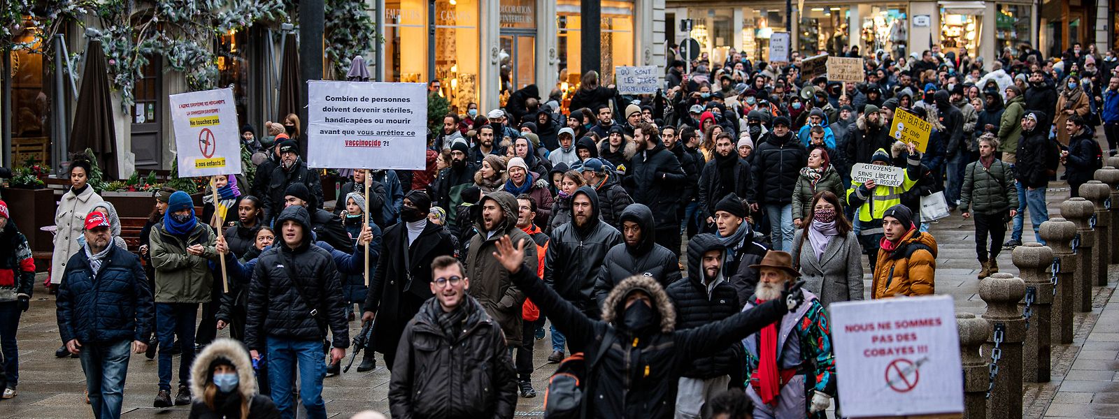 Die Menschenmasse auf dem Weg zum Parlamentsgebäude.