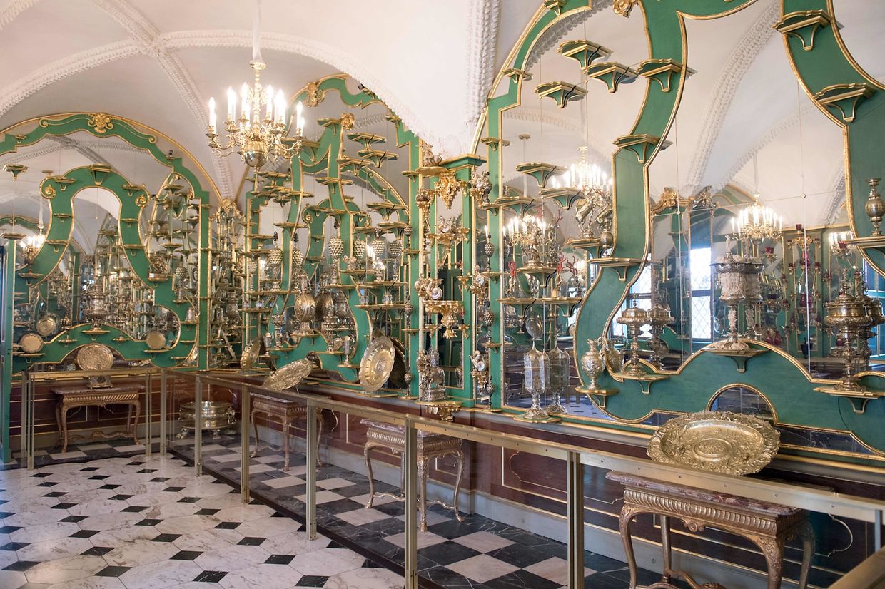 In Dresdens Schatzkammer Grünes Gewölbe ist am frühen Morgen eingebrochen worden. Der Einbruch betrifft den historischen Teil der wertvollen Sammlung.