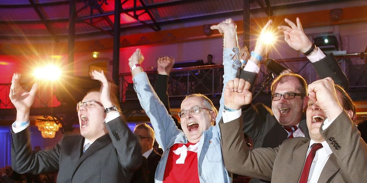 AfD Anhänger freuen sich über den Erfolg ihrer Partei. 