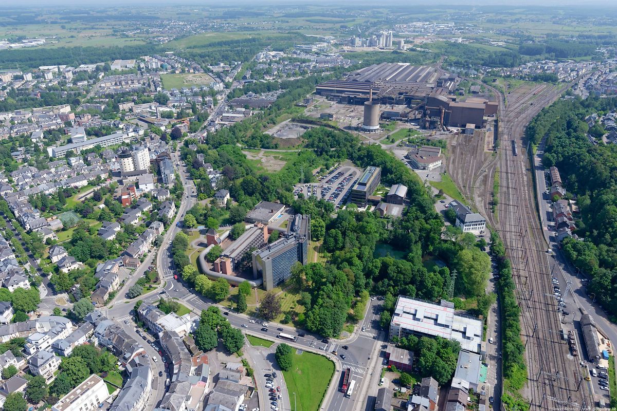 Der Burgoard, im Vordergrund, grenzt ans Escher Zentrum. So dass die Anbindung, aus Escher Sicht, weniger problematisch als in Belval werden dürfte. 