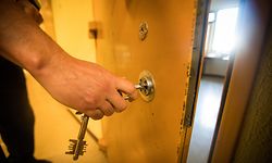 In der Haftanstalt Schrassig befinden sich derzeit 581 Häftlinge, darunter 27 Frauen. Nur 290 Häftlinge haben ihren Wohnsitz in Luxemburg. Die Mehrheit der Insassen sind Untersuchungshäftlinge.