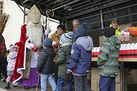 Bild des Tages fir Méindesausgabe / Fotoen vum Kleeschen um Schëff an och dono ebessen vum Cortège an wei d'Kanner (am léiwsten onerkenntlech) eng Tiitchen kréien