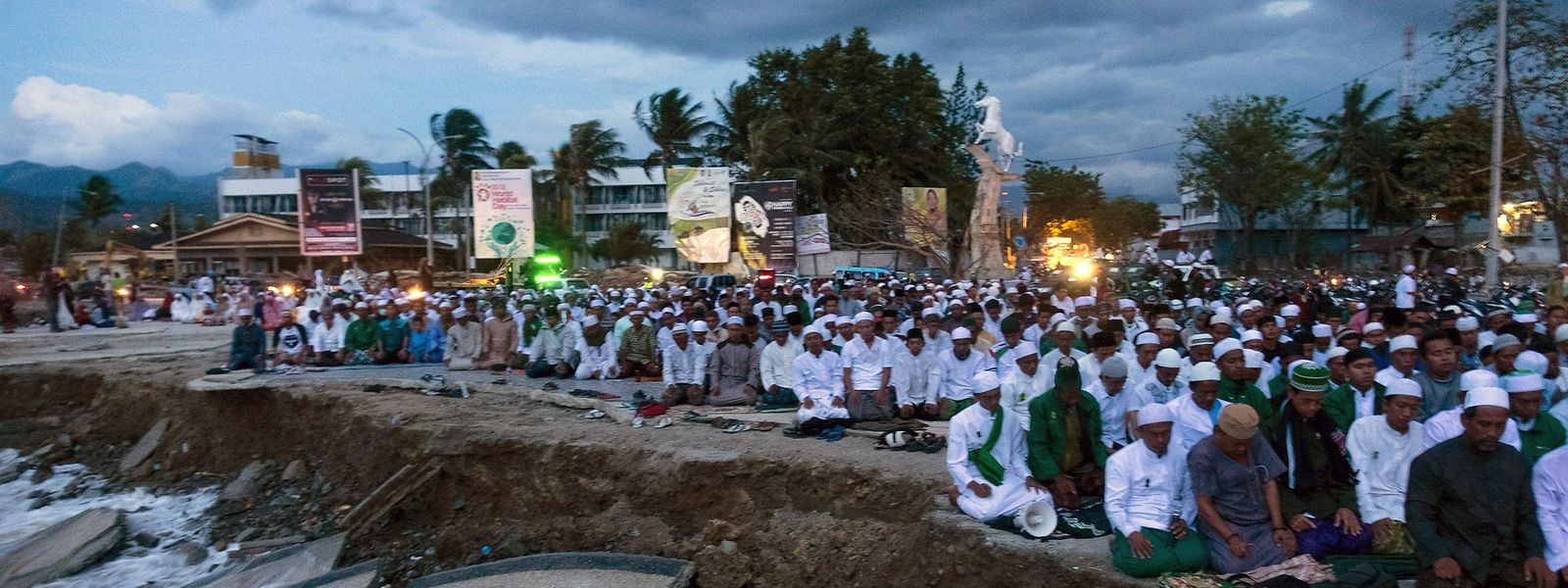 Des Indonésiens prient, à Palu, où un séisme suivi d'un tsunami a tout dévasté le 28 septembre.