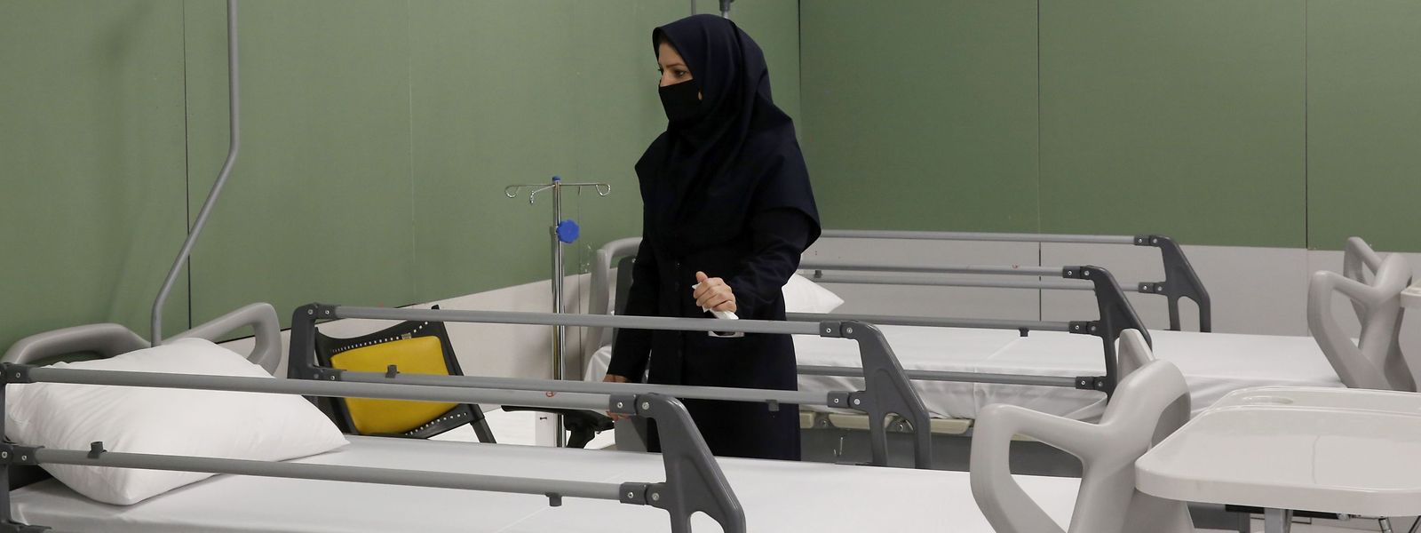 Inspektorin besucht Krankenhaus in Teheran. Nach offiziellen Zahlen haben sich bisher 24811 Iraner mit Covid 19 infiziert. 