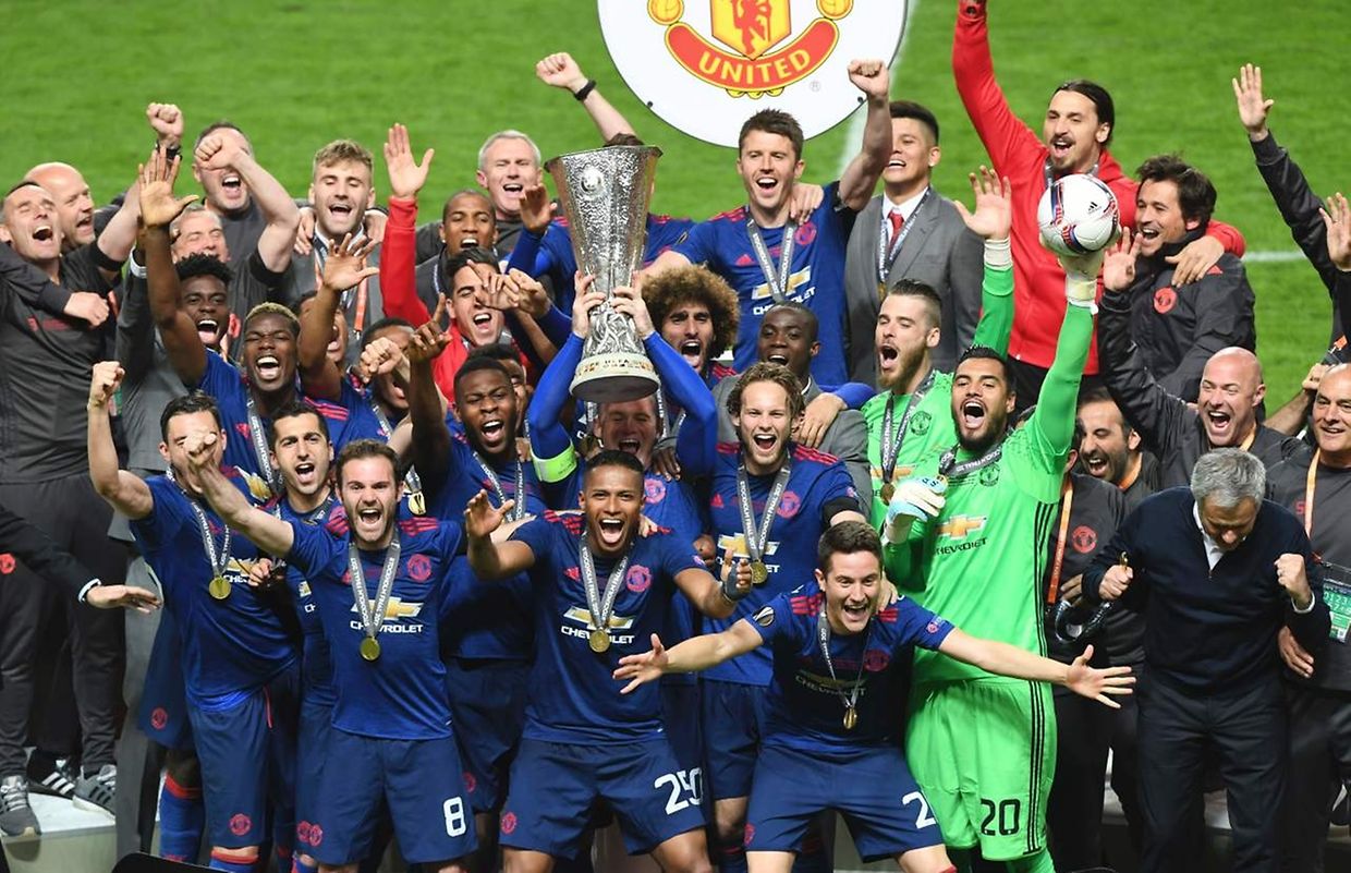 Manchester United's English striker Wayne Rooney (C) celebrates with the trophy and the team after the UEFA Europa League final football match Ajax Amsterdam v Manchester United on May 24, 2017 at the Friends Arena in Solna outside Stockholm. / AFP PHOTO / JANEK SKARZYNSKI