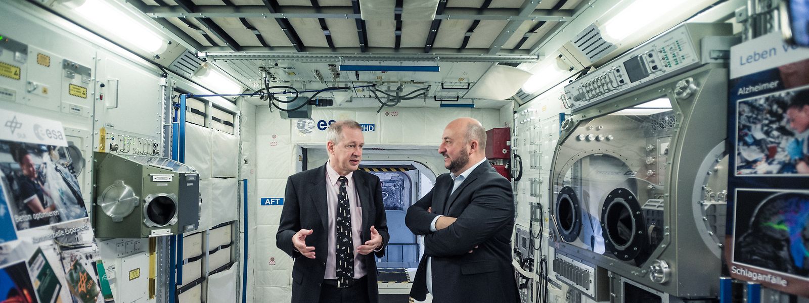 In einem nachgebauten Columbus-Modul gibt der Leiter des Europäischen Astronautenzentrums, Frank de Winne (l.) dem Minister Erklärungen.