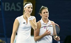 Mandy Minella (l.) und Julie Coin gewannen den ersten Satz.