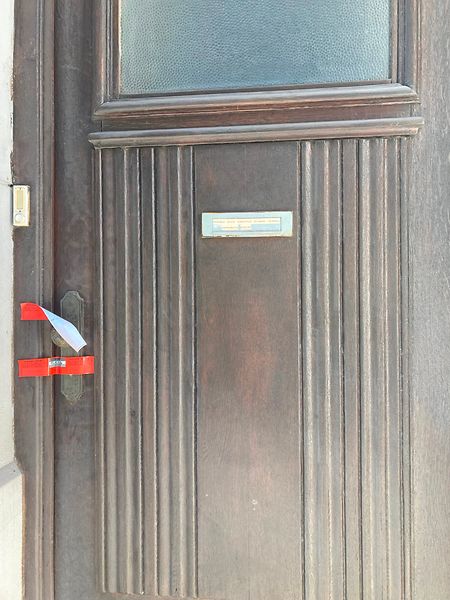 La maison où vivait Diana à Diekirch a été fouillée. Sur la porte, on peut voir un sceau de la police.