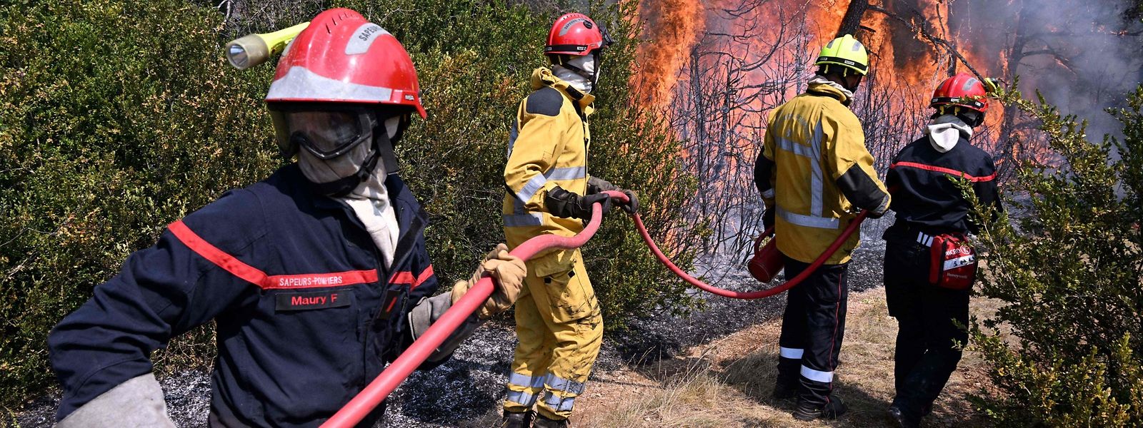 Des pompiers en intervention dans le parc naturel régional des Grands Causses, entre Aveyron et Lozère, cet été.