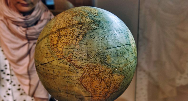 ARCHIV - 25.09.2014, Berlin: Eine Frau schaut sich im Museum für Kommunikation den Globus von Jules Verne an. (zu dpa: "«In 80 Tagen...»: Wie ein Zeitsprung für den Sieg sorgte") Foto: Paul Zinken/dpa +++ dpa-Bildfunk +++