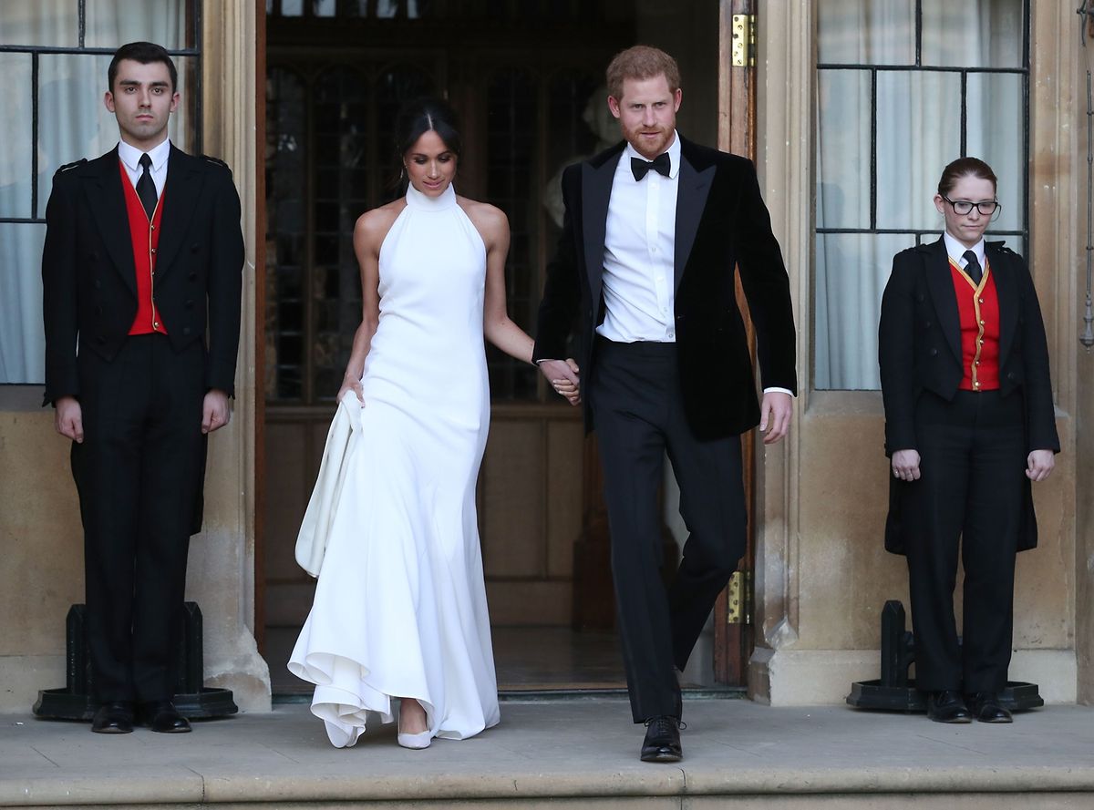 Am Abend trug Meghan ein weißes hochgeschlossenes Kleid, entworfen von der britischen Designerin Stella McCartney. 
