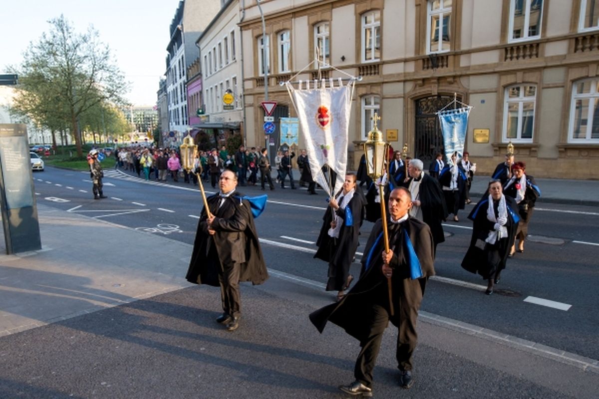 Lichterprozession von der Herz-Jesu-Kirche zur Kathedrale.