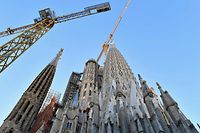 Operators use a tower crane to install a giant star atop the Mare de Deu tower (the Virgin Tower) of the Sagrada Familia Basilica, on November 29, 2021 in Barcelona, ahead of the inauguration of the Spanish architect Antonio Gaudi's building. - A 5.5 tons twelve-pointed star, was installed today at a height of 138 m atop the Sagrada Familia Basilica's Virgin Tower which will be completed on December 8, 2021, marking the Immaculate Conception Day. (Photo by Pau BARRENA / AFP)