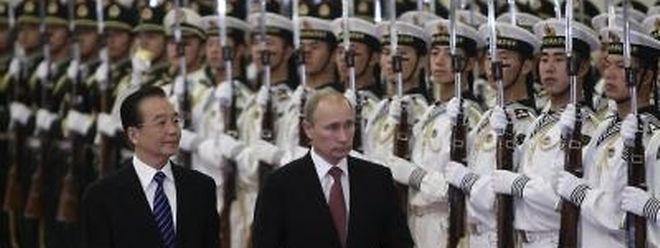 Russlands Ministerpräsident Putin ist zu Gesprächen nach China gereist. Hier beim Empfang von Amtskollege Wen Jiabao. Foto: Jason Lee