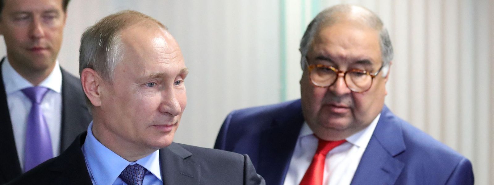 Os alvos das novas sanções incluem Alisher Burhanovich Usmanov (atrás de Putin, na foto) um dos homens mais ricos da Rússia e aliado próximo de Putin.