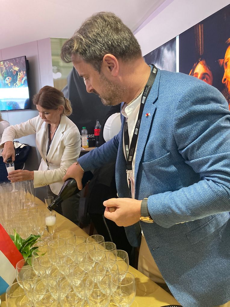 Lors de la réception à Cannes, le Premier ministre Xavier Bettel était terre-à-terre et a lui-même servi le champagne.