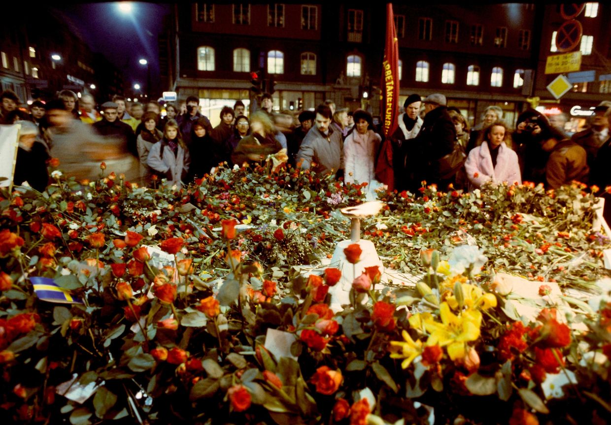 1986: Trauernde legen Blumen am Tatort nieder.