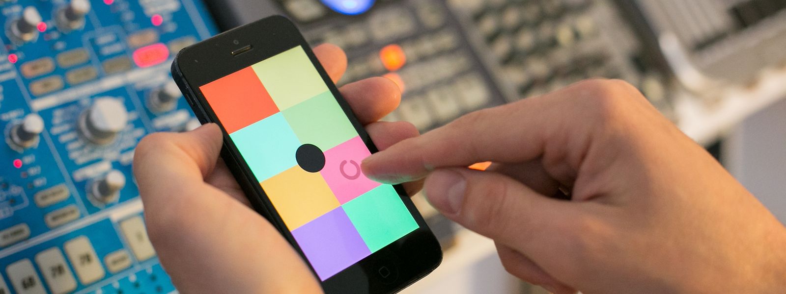 Einfacher geht's nicht: In jeder der acht farbigen Kacheln der Sampler-App Keezy kann ein aufgenommener Sound hinterlegt und dann abgespielt oder geloopt werden.