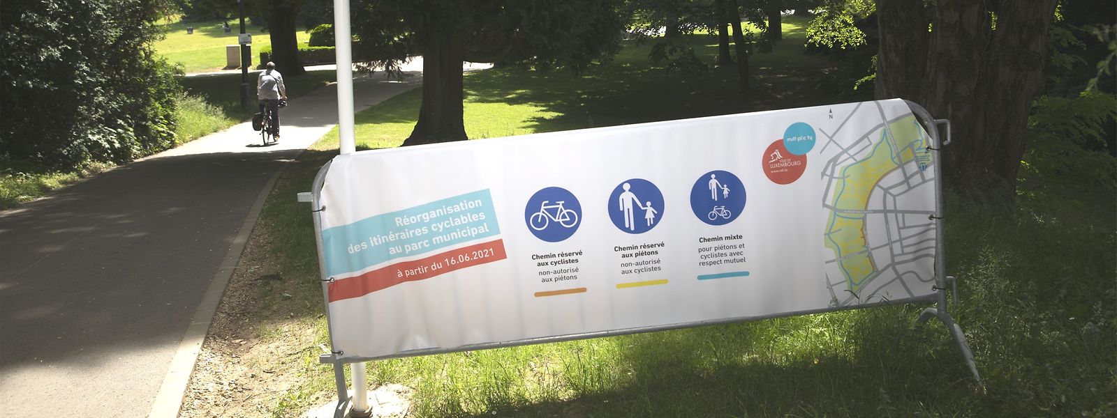 A partir de l'avenue Emile Reuter, les cyclistes sont contraints de sortir du parc, le reste de la zone étant réservé aux piétons
