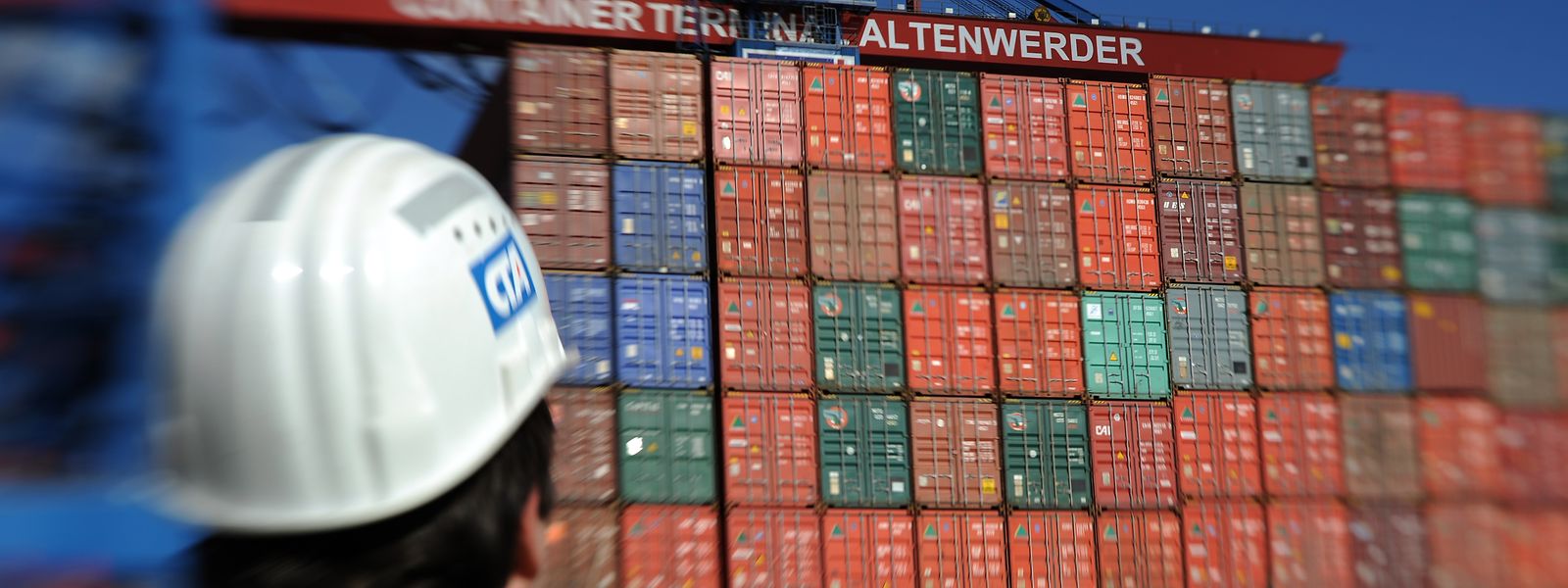 Hamburg: Ein Containerschiff wird am Container Terminal Altenwerder entladen.