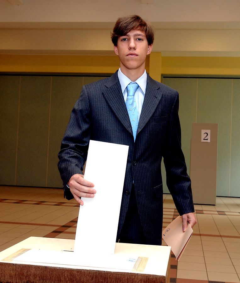 2009: Im Wahllokal - Prinz Louis geht seiner Pflicht als Bürger nach.