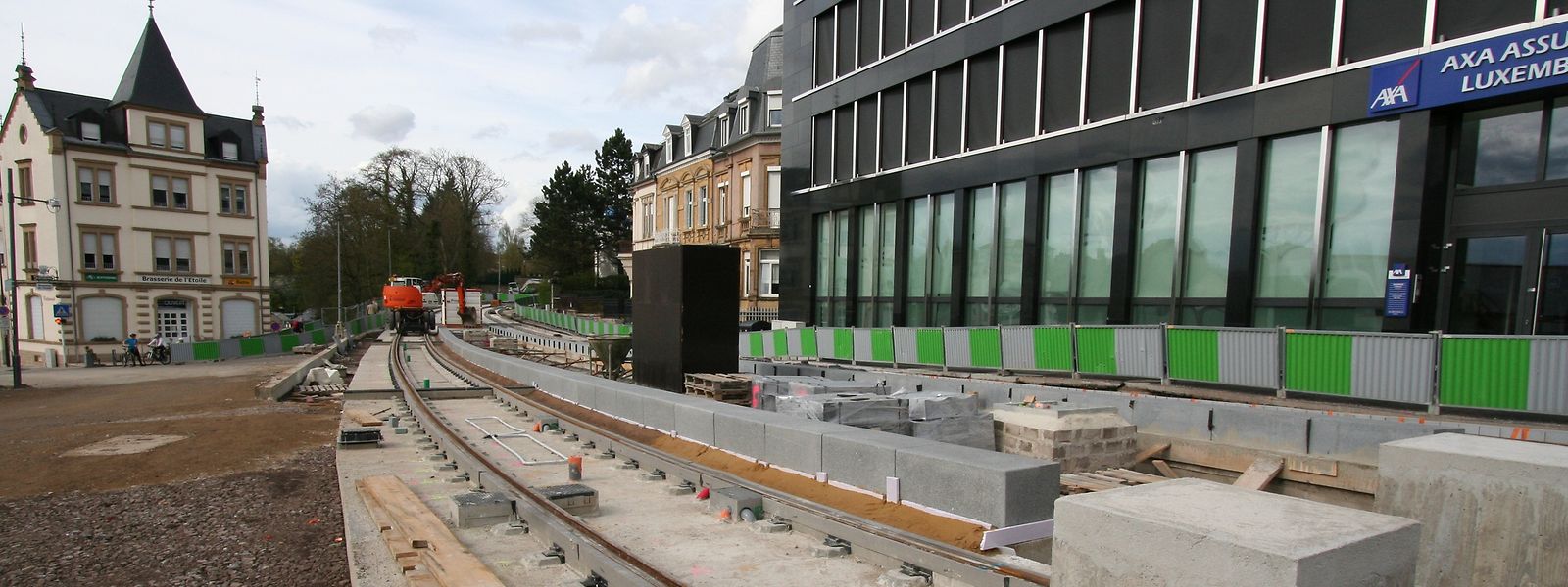 Die ersten Tramschienen sind auf der Place de l'Etoile angekommen.