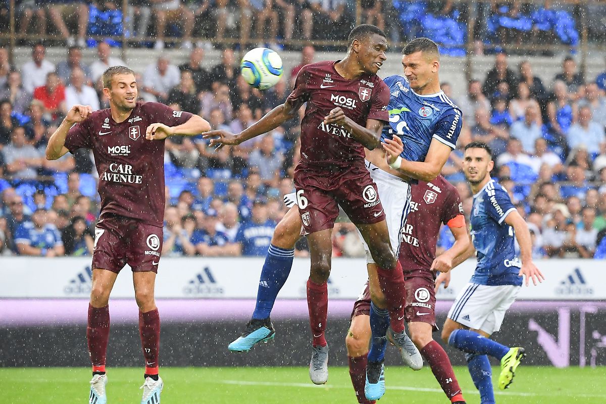 Ludovic Ajorque au duel avec le Messin Mamadou Fofana. Timide en début de match, Metz a présenté un visage plus conquérant en seconde mi-temps. 