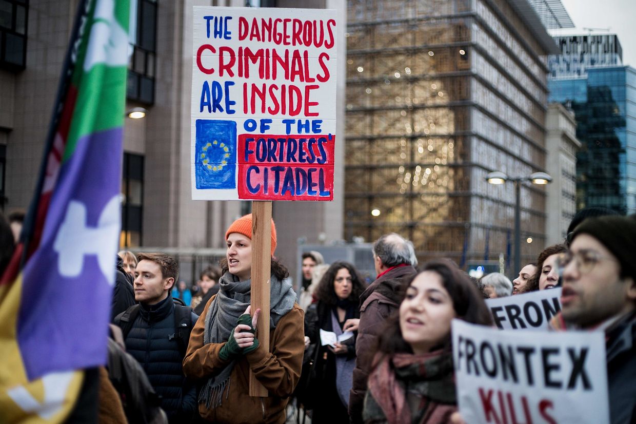 Des protestants criaient des slogans et brandissaient des banderoles pour exiger l'ouverture des frontières de l'Europe, mercredi 4 mars devant le Conseil européen à Bruxelles.