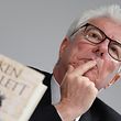 ARCHIV - 11.10.2017, Hessen, Frankfurt/Main: Der britische Bestseller-Autor Ken Follett stellt auf einer Pressekonferenz auf der Frankfurter Buchmesse sein neues Buch "A Column of Fire (Das Fundament der Ewigkeit)" vor. Folletts Bücher besetzen regelmäßig die Bestsellerlisten auf der ganzen Welt. Seine Fans verschlingen seine Mittelalter- und Spionageschmöker. Am 05.06.2019 wird der Schriftsteller-Star 70. (zu dpa "Garant für Bestseller - Ken Follett wird 70") Foto: Arne Dedert/dpa +++ dpa-Bildfunk +++