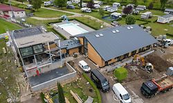 Die Terrasse des Restaurants (links) fehlt noch. Die Sonnenkollektoren auf dem Flachdach wärmen schon bald das Wasser des Schwimmbads