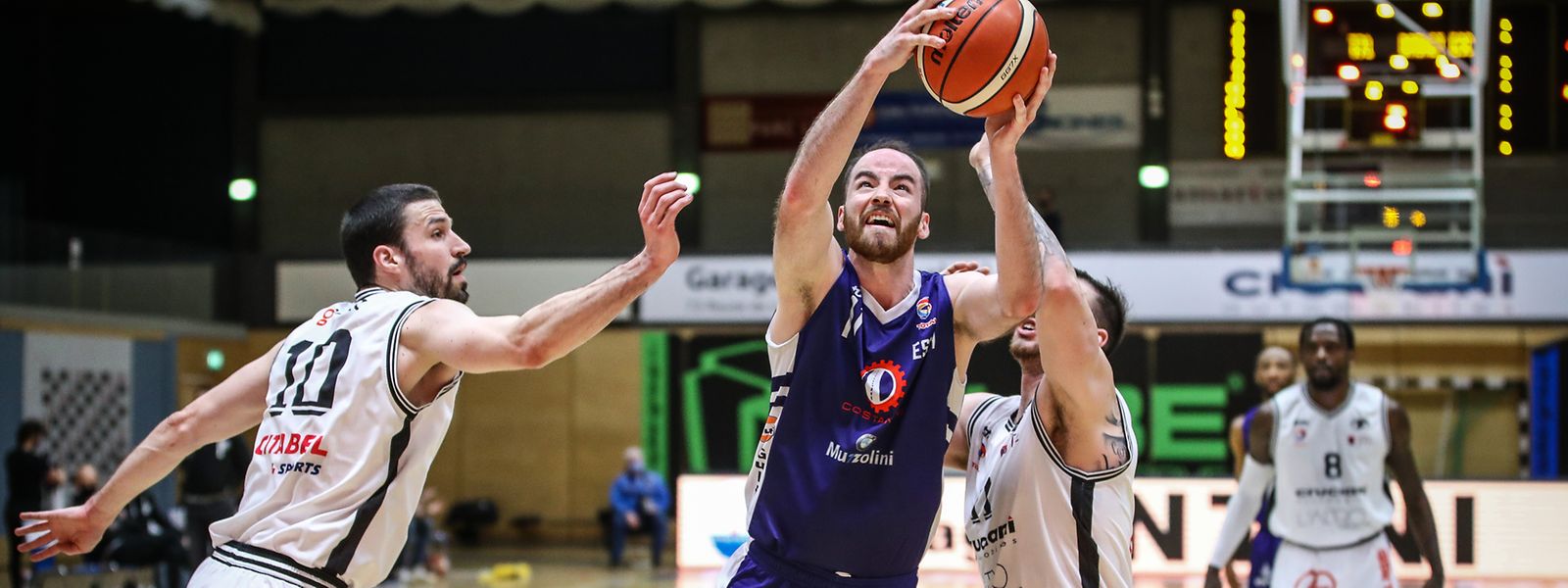 Clancy Rugg, hier im Februar gegen Düdelingens Frank Muller (l.), und seine Escher Teamkollegen müssen sich am Montag einem Corona-Test unterziehen.