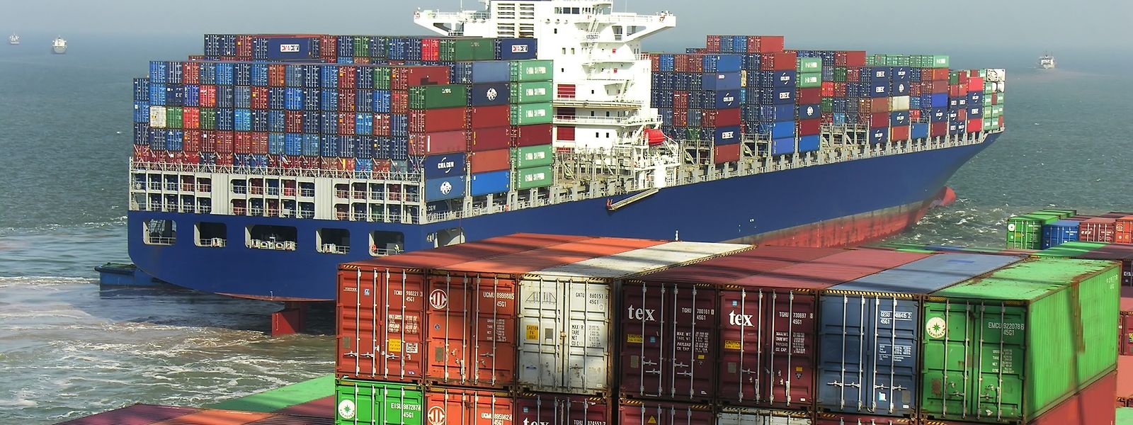 Riesige Containerschiffe liefern Nachschub quer über den Erdball. In der Corona-Krise erfuhren viele Unternehmen, wie anfällig die fein austarierten globalen Lieferketten für Störungen sind.