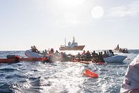 ARCHIV - 27.01.2018, Mittelmeer: Zahlreiche Flüchtlinge, die auf Booten von Libyen aus nach Italien übersetzen wollten, werden während eines Rettungseinsatzes vor der libyschen Küste geborgen. (zu dpa "Mehr als 1400 Flüchtlinge in diesem Jahr im Mittelmeer umgekommen" am 03.07.2018) Foto: Laurin Schmid/SOS Mediterranee/dpa +++ dpa-Bildfunk +++