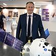 ESA-Direktor David Parker vor einer Orion-Raumkapsel mit dem ESA-Modul ESM.