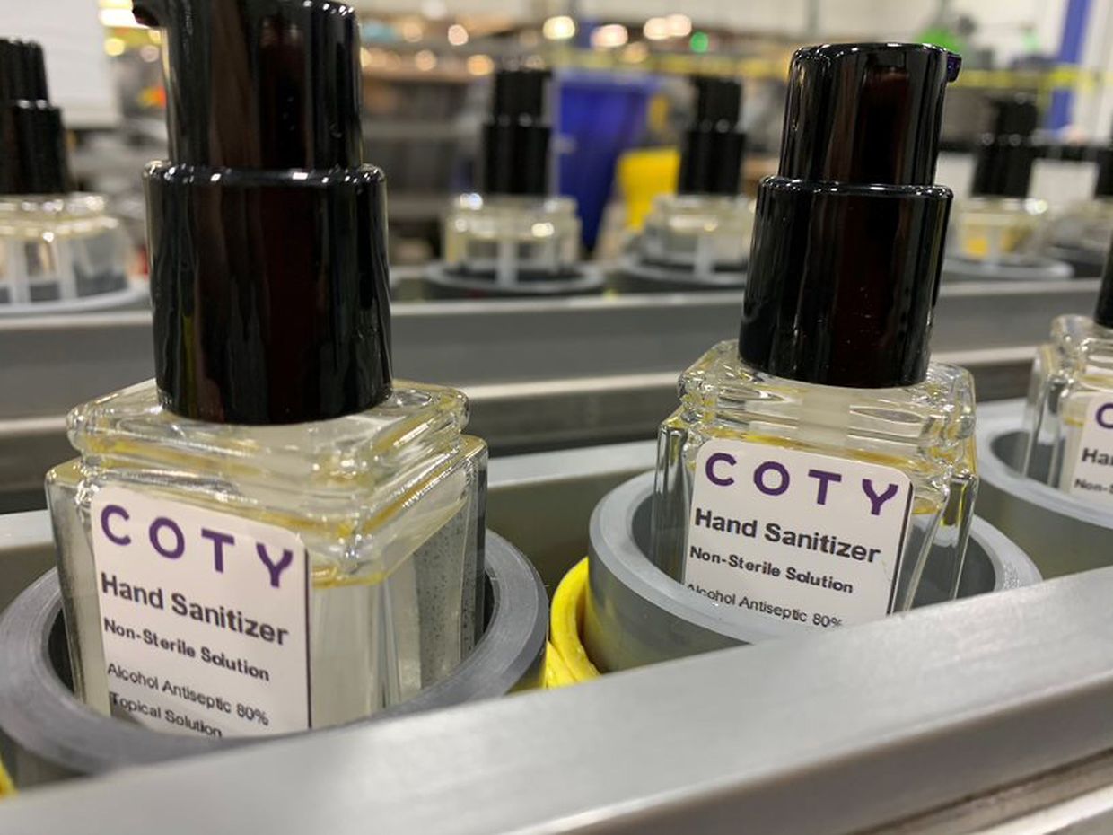 In einigen Fabriken des Kosmetikunternehmens Coty, das unter anderem Beautyprodukte für Marken wie Marc Jacobs herstellt, hat man die Produktion jetzt auf Hand Sanitizer (Handdesinfektionsmittel) umgestellt. 