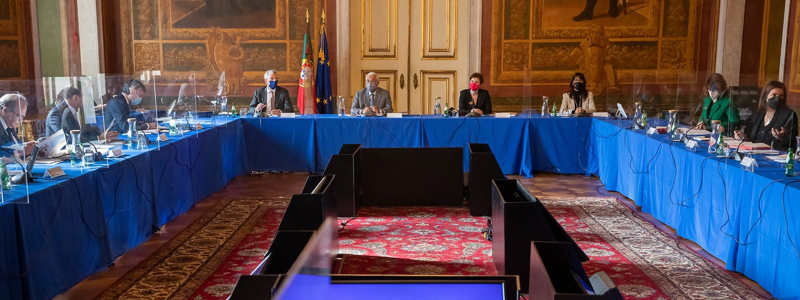 O primeiro-ministro, António Costa (C-E), ladeado pela ministra da Presidência, Mariana Vieira da Silva (C-D), preside à primeira reunião do Conselho de Ministros do XXIII Governo, no Palácio da Ajuda, em Lisboa, 31 de março de 2022. 