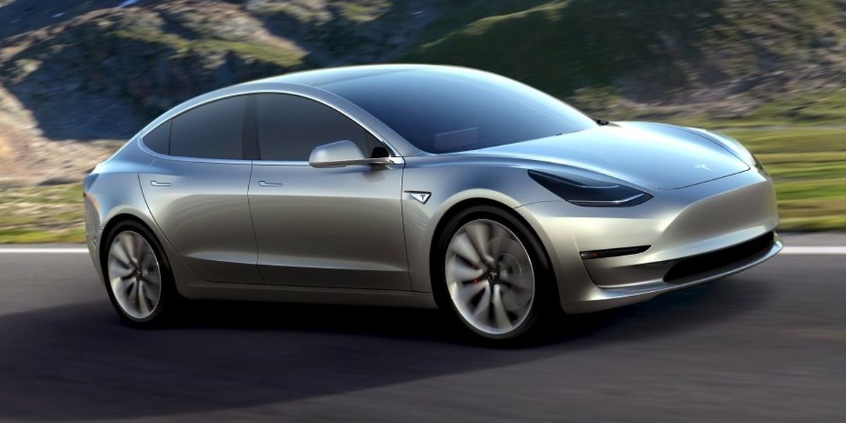 Der Viersitzer lehnt sich stylistisch an die bekannten Tesla-Modelle an.