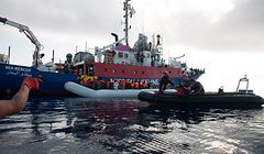 Im Mittelmeer ist ein neues Migrantenschiff auf Irrfahrt.