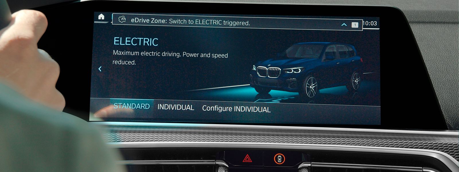 Bei der Einfahrt in eine eDrive Zone wechselt das Fahrzeug automatisch in den elektrischen Fahrbetrieb.
