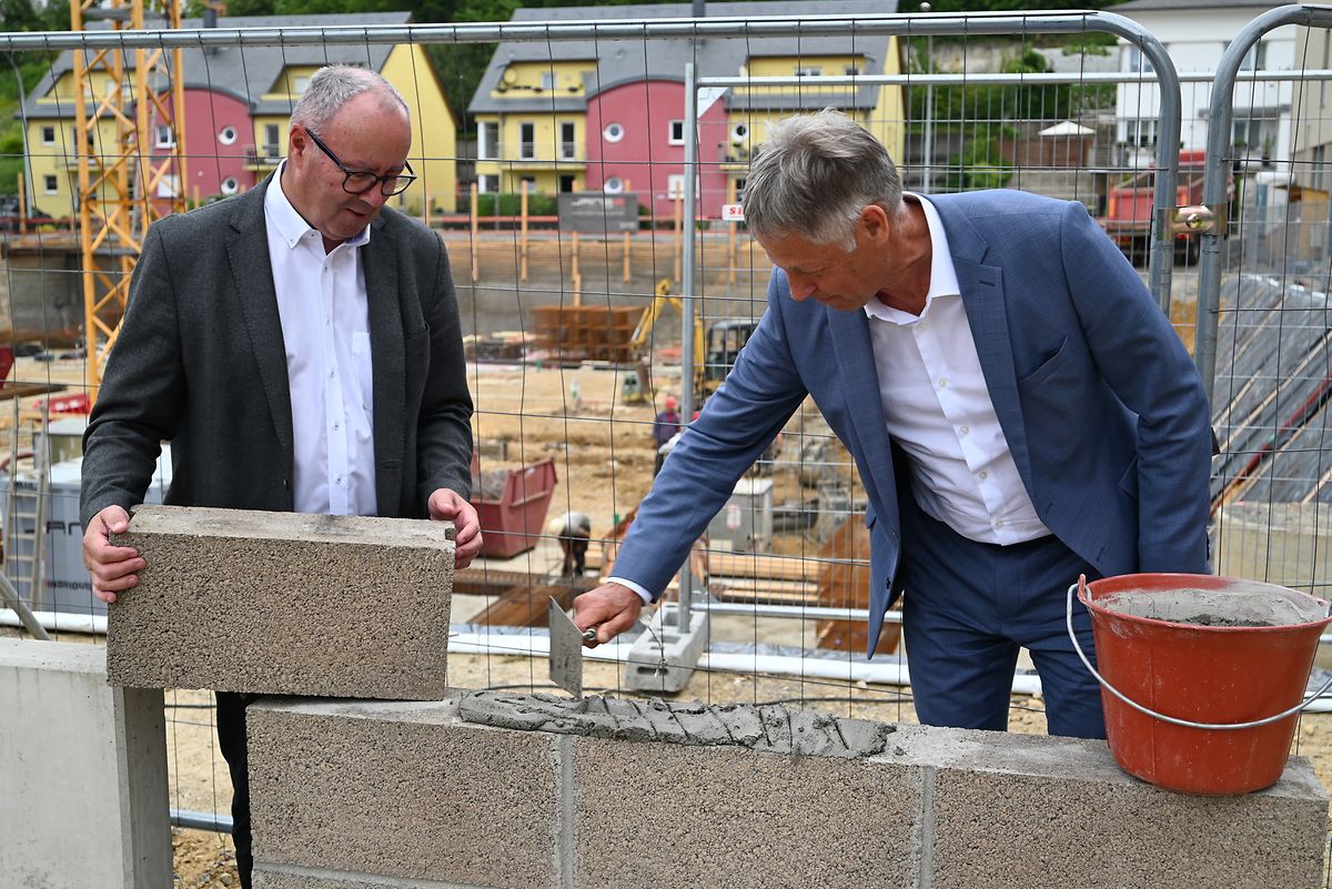 Bürgermeister Romain Reitz (links) und Wohnungsbauminister Henri Kox bei der Grundsteinlegung.