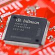ARCHIV - 21.02.2019, Bayern, München: Das Logo von Infineon ist auf einem Chip auf der Platine eines Mikrocontroller-Kits zu sehen. (zu dpa «Der große Mikrochip-Mangel: Autoindustrie fehlt Elektronik-Nachschub») Foto: Matthias Balk/dpa +++ dpa-Bildfunk +++