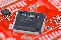 ARCHIV - 21.02.2019, Bayern, München: Das Logo von Infineon ist auf einem Chip auf der Platine eines Mikrocontroller-Kits zu sehen. (zu dpa «Der große Mikrochip-Mangel: Autoindustrie fehlt Elektronik-Nachschub») Foto: Matthias Balk/dpa +++ dpa-Bildfunk +++
