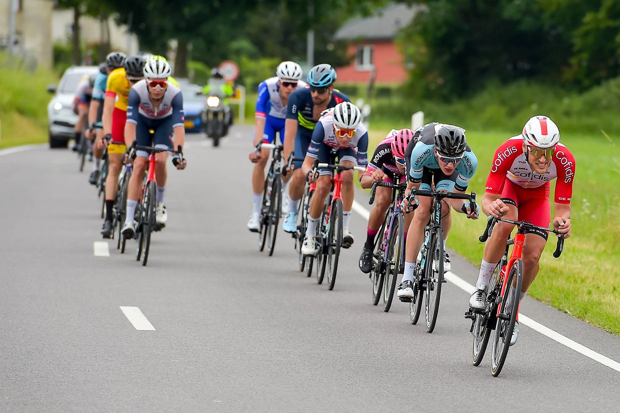 Jempy Drucker (Cofidis) führt das Hauptfeld an.