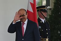 Der Außenminister von Bahrain, Scheich Chalid bin Ahmad Al Chalifa, kommt zur Vertragsunterzeichnung im Weißen Haus an.