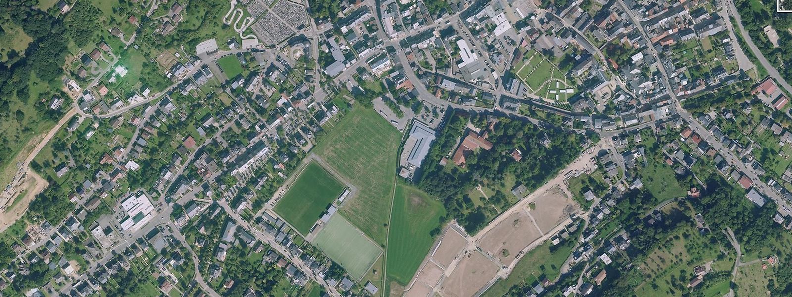 Sporthalle auf der grünen Wiese: Der neue Standort befindet sich neben den zwei Fußballfeldern (Mitte). 