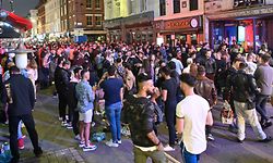 Im Londonder Ausgehviertel Soho wurde die Wiedereröffnung der Pubs gefeiert.